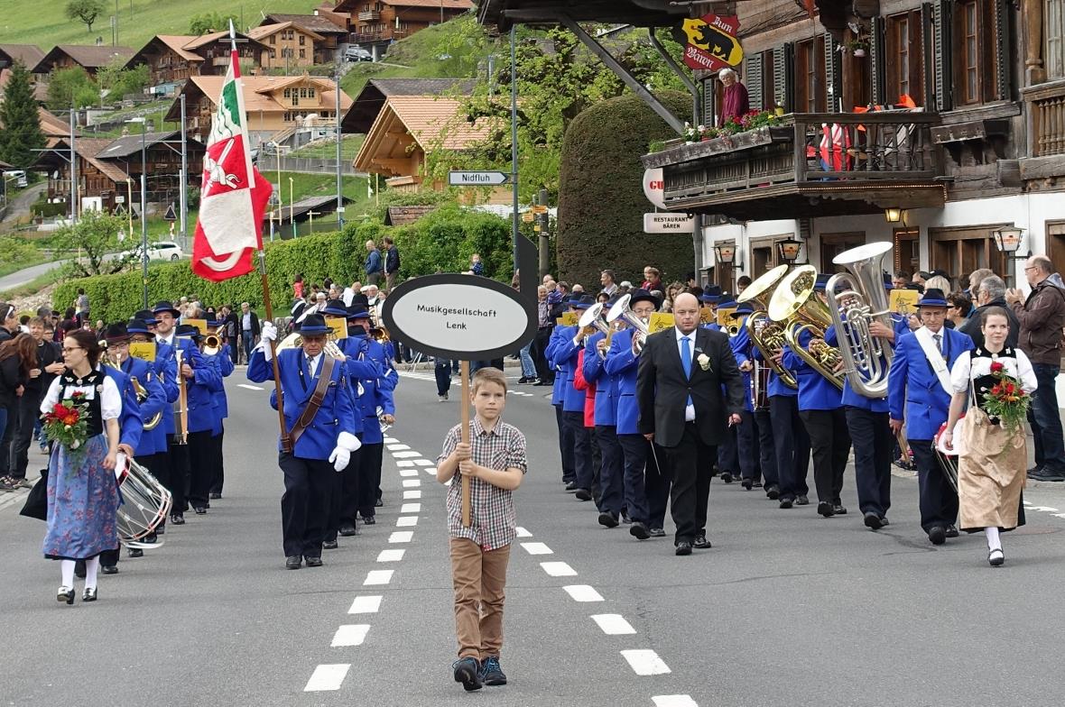Parademusik der MG Lenk auf der Hauptstrasse in Därstetten.