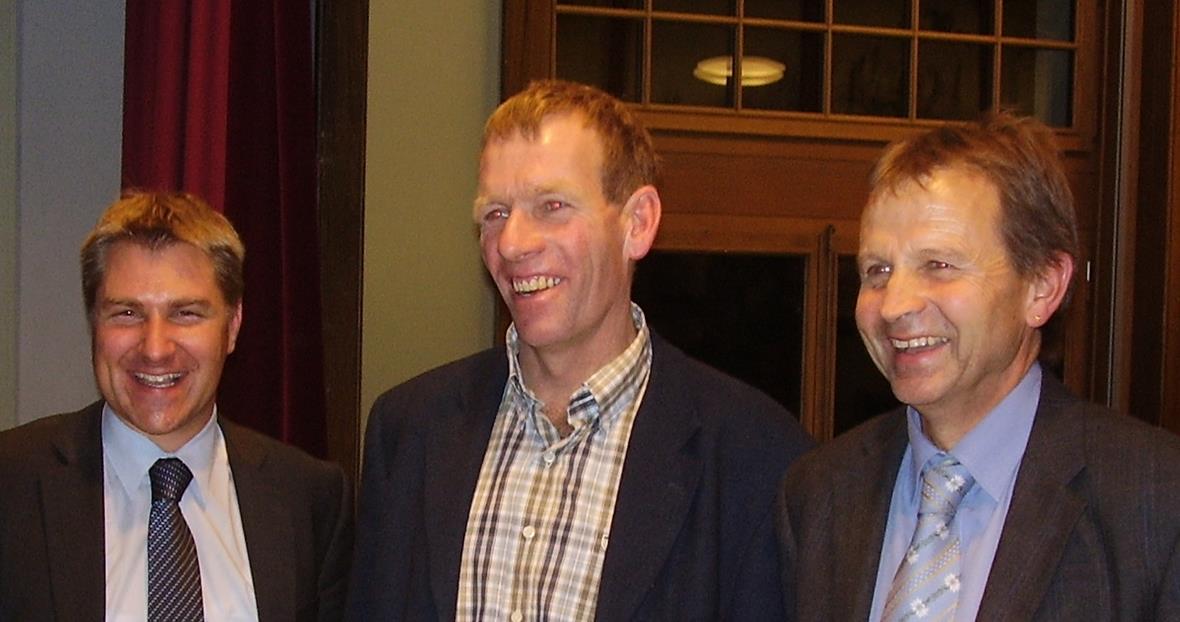 Was ist Politik im ländlichen Raum Parteipräsident Toni Brunner zusammen mit den Einheimischen Willy Bach und Erich von Siebenthal.