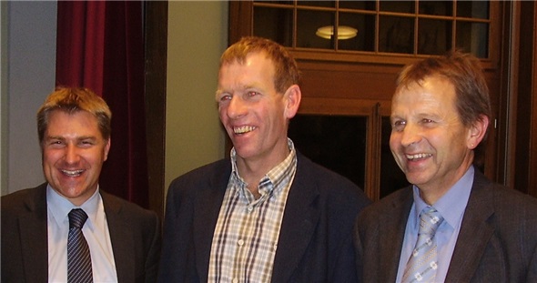 Parteipräsident Toni Brunner zusammen mit den Einheimischen Willy Bach und Erich von Siebenthal.