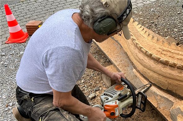 Pascal Baur arbeitet beim Heimatmuseum an einer seiner Holzskulpturen.