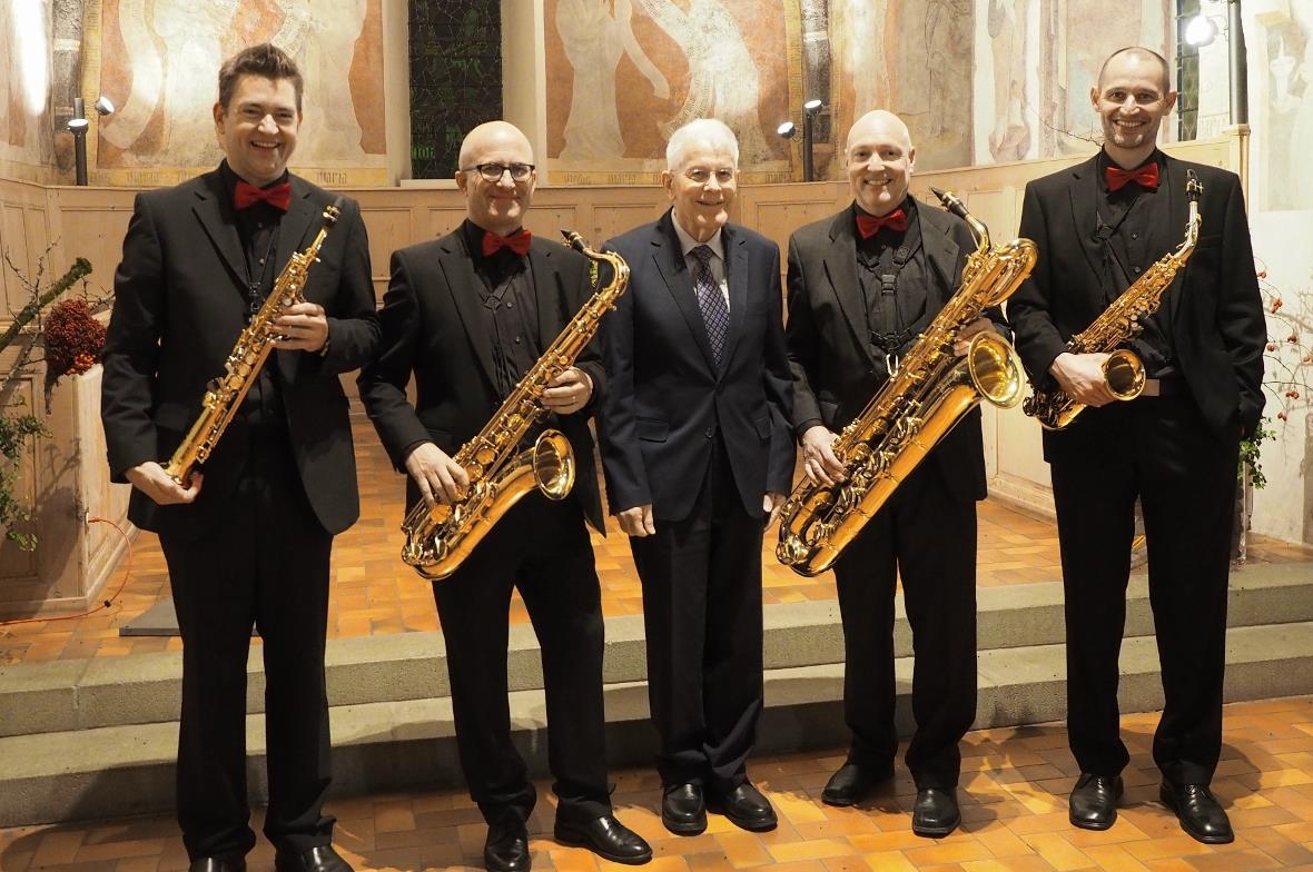 Pascal Hammel, Jörg Burkhalter, Hansueli Lüthi und Hugo Lehmann umrahmen Gottfried Aegler (Mitte), den damaligen Initianten für die Gründung des Spectrum- Saxophon-Quartetts.