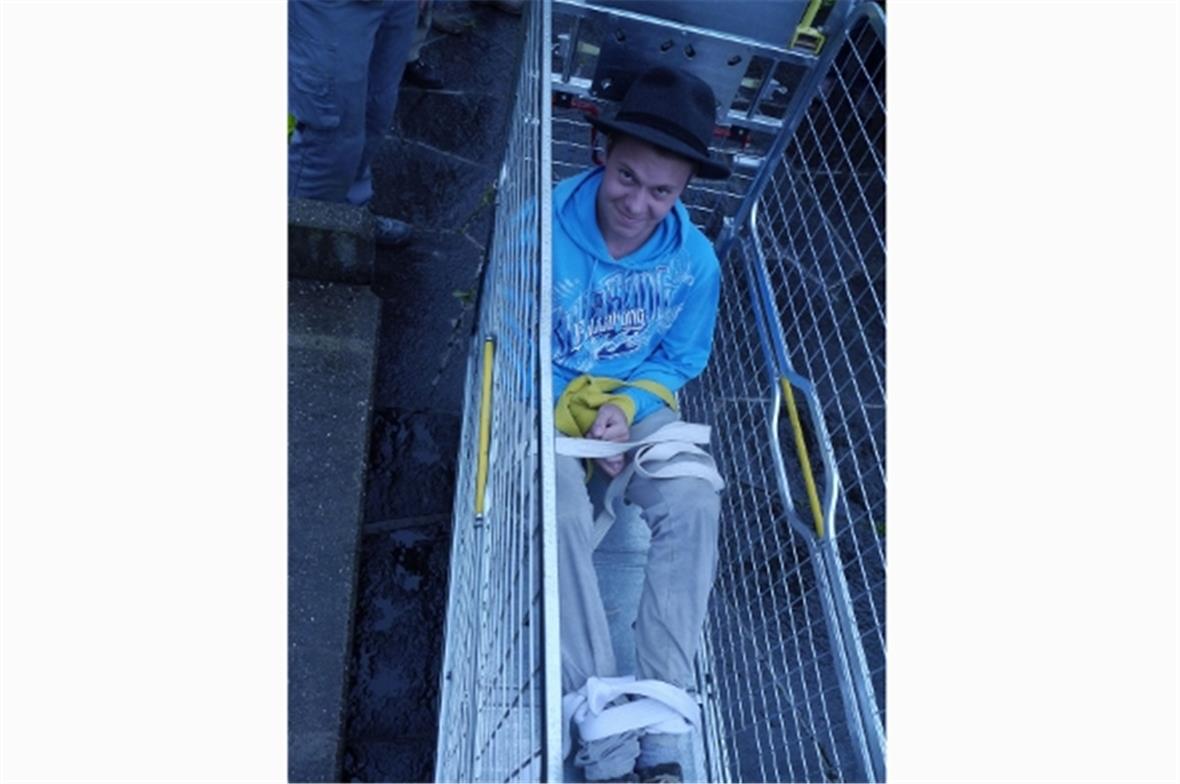 Pascal gefesselt im Roll-Container 