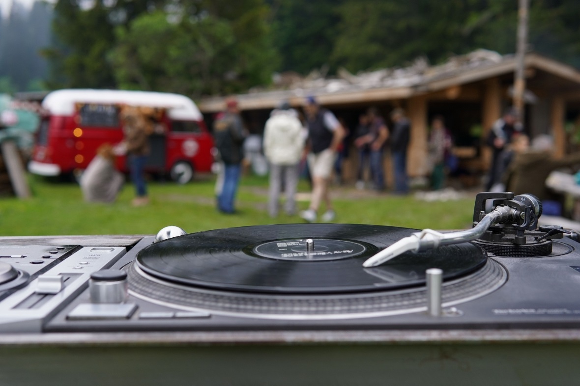 Passend zum Alter der VW-Busse: Musik von der Vinyl-Platte.