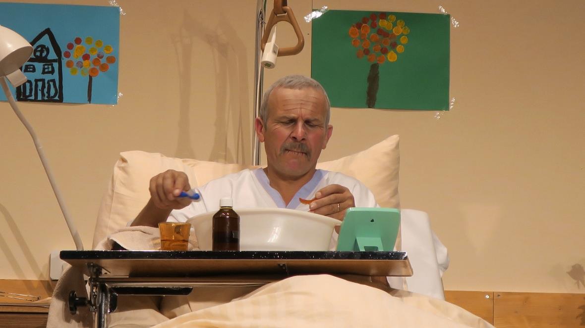 Patient Wälti (Peter Rohrbach) putzt seine Zähne.