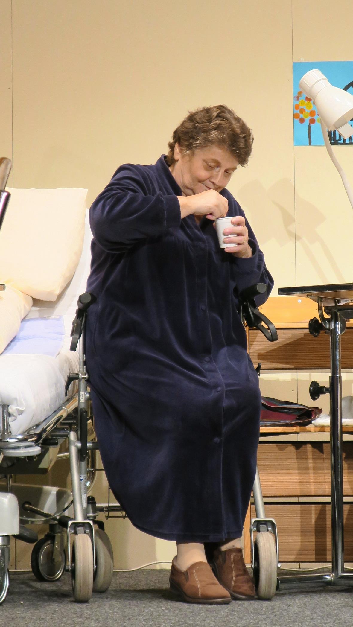 Patientin Lina Balsiger (Elsbeth Zeller) ist schrullig – oder doch normaler, als...