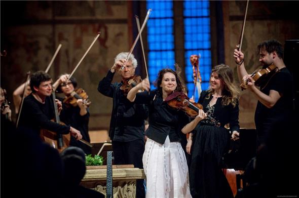 Patricia Kopatchinskaja (Mitte) zusammen mit der Pianistin Polina Leschenko und der Camerata Bern bei der Zugabe.