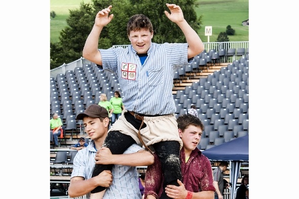 Patrick Gobeli aus Matten i.S. Sieger JG 1997–1998 am Oberländischen Nachwuchsschwingertag 2014 in Sigriswil.