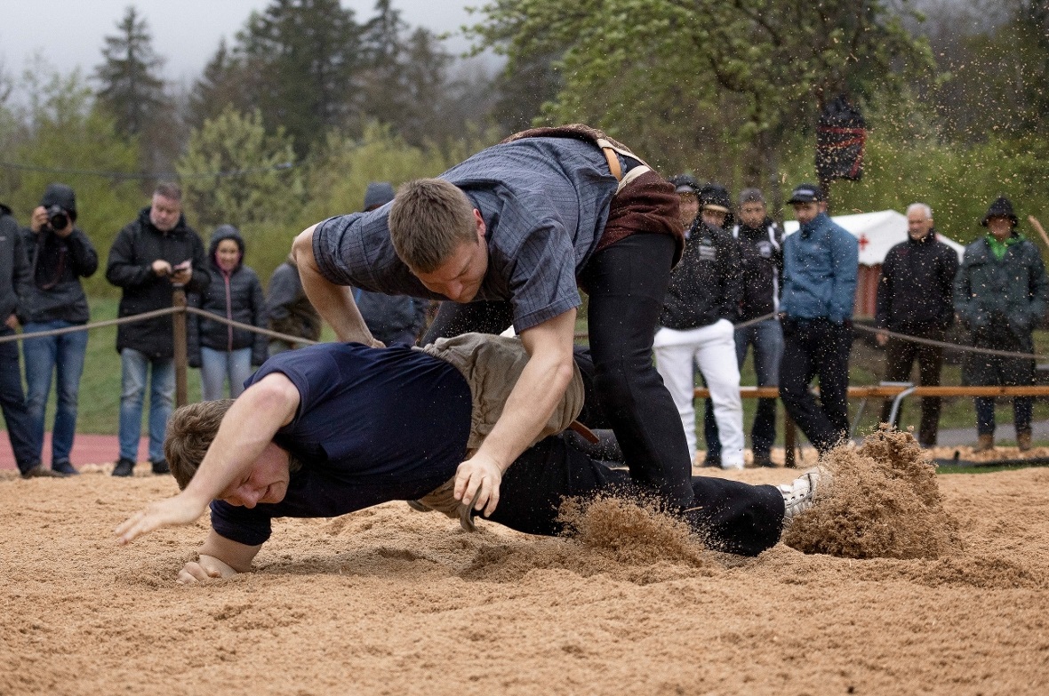 Patrick Gobeli (unten) und Curdin Orlik stellten im Schlussgang am Jubiläumsschwingfest in Reichenbach.