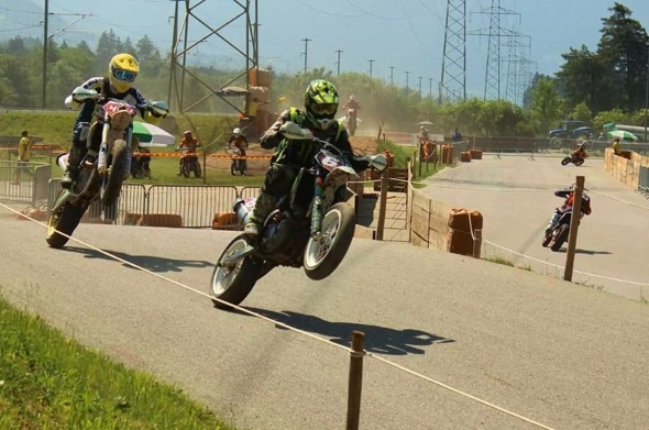 Patrick Knutti mit gelbem Helm.