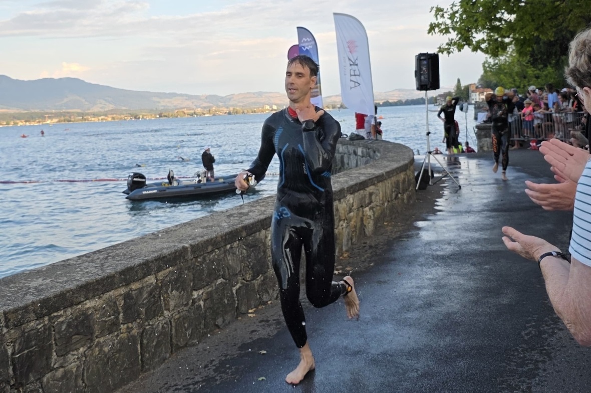 Patrick Zürcher aus Latterbach als Einzelathlet an seinem 10. Inferno-Triathlon nach dem Schwimmen, auf dem Bike und zu Fuss unterwegs.