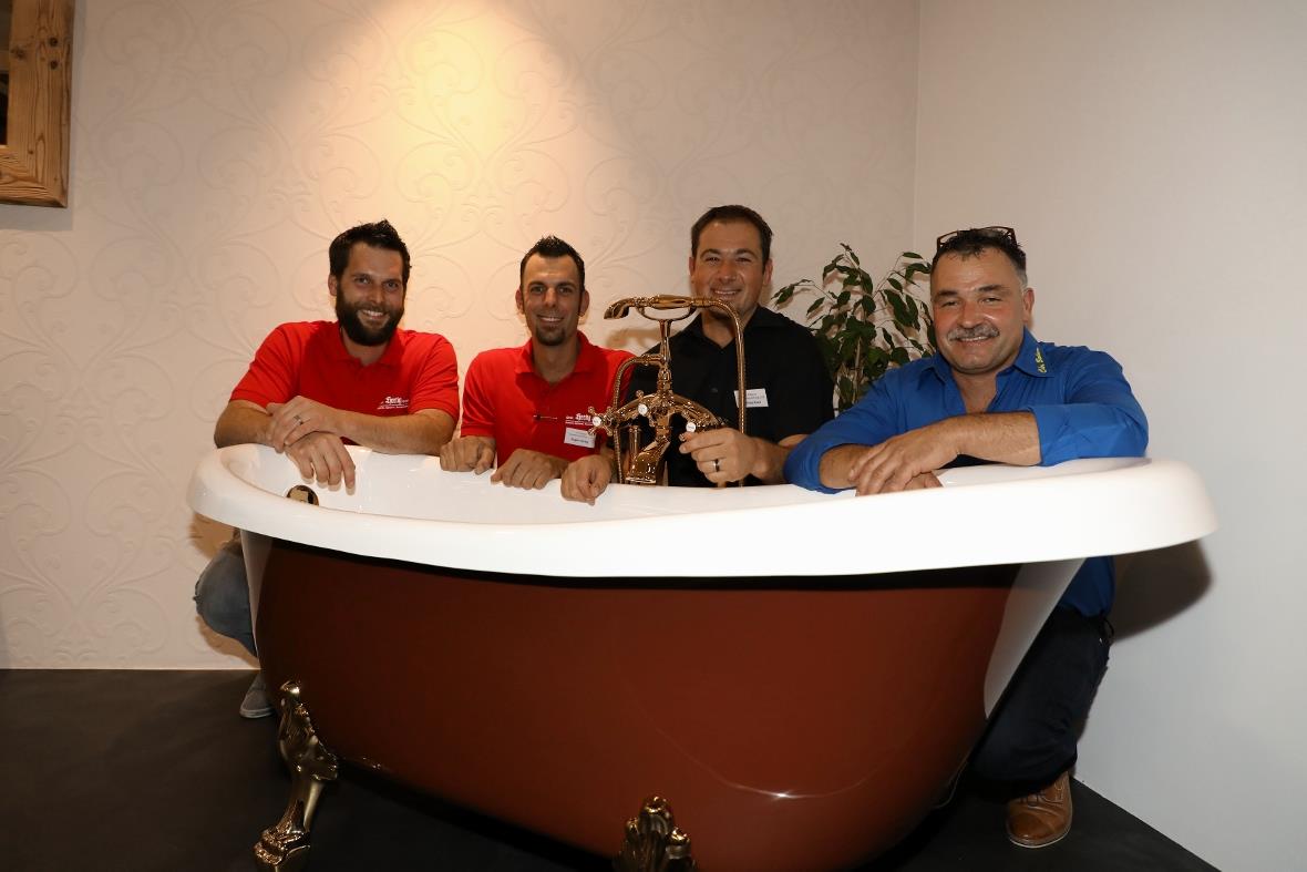 Patrick und Roger Hertig mit Mathias Rösti und Christoph Balmer hinter der coole...