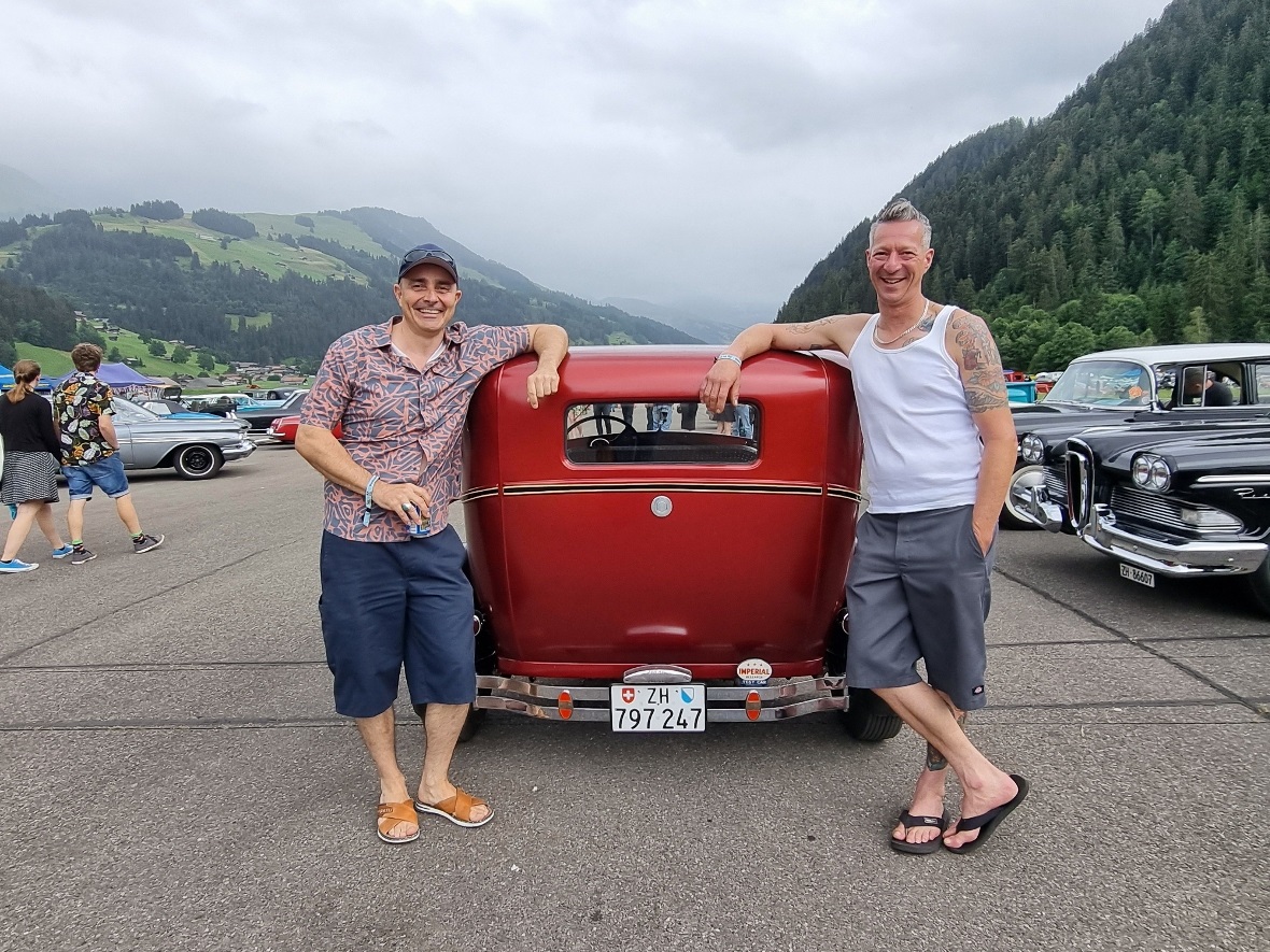 Patrick und Sascha (rechts) und ihr Ford 1928 Modell, für die Restaurierung brau...