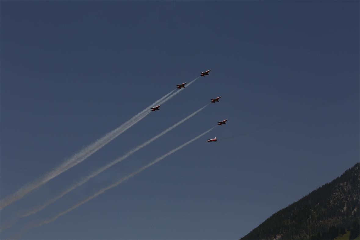 Patrouille Suisse Gegenflug vor den Spüil.