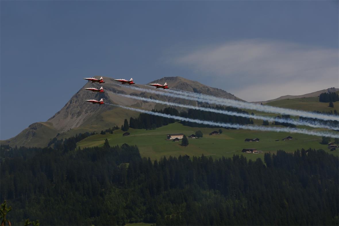 Patrouille Suisse vor dem Albristhorn.