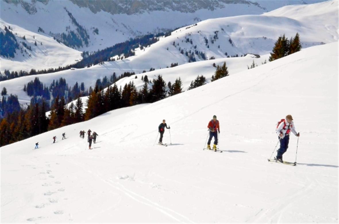 Patrouille im Aufstieg, absteits von Pisten und Bergbahnen aber auf der lawinensicheren Golderne-Route.