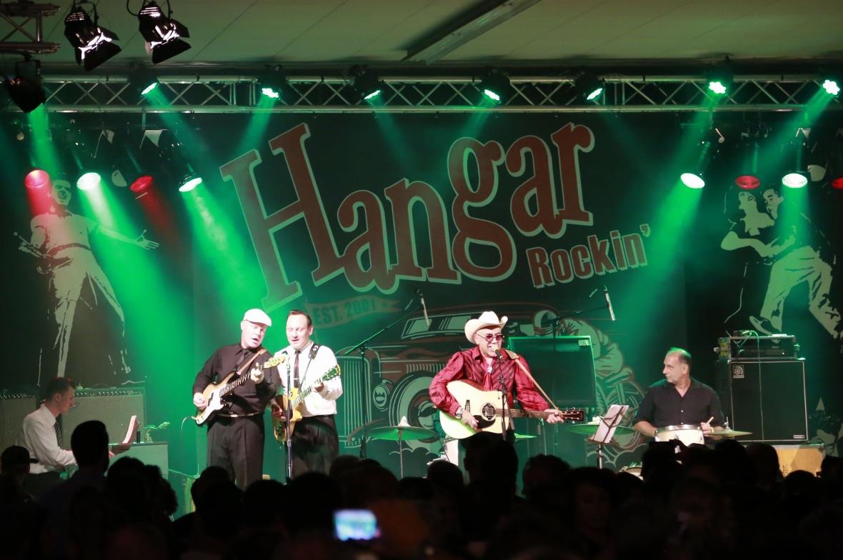 Paul Ansell mit seinmer Elvis Pressley Show mit Begleitung durch die Cherry Casi...