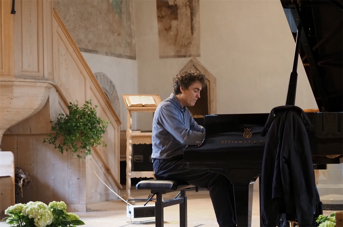 Paul Lewis in der Reformierten Kirche Zweisimmen.