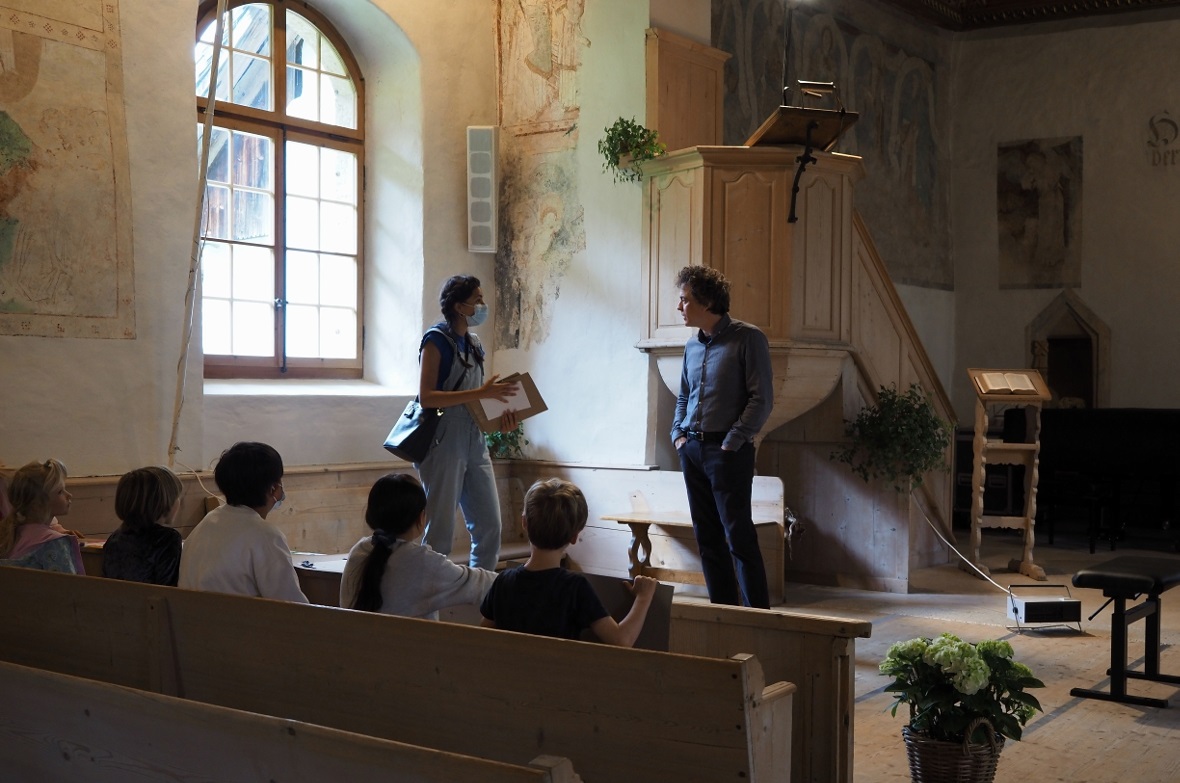 Paul Lewis wurde bei der nachmittäglichen Probe von den Kindern des Discovery An...