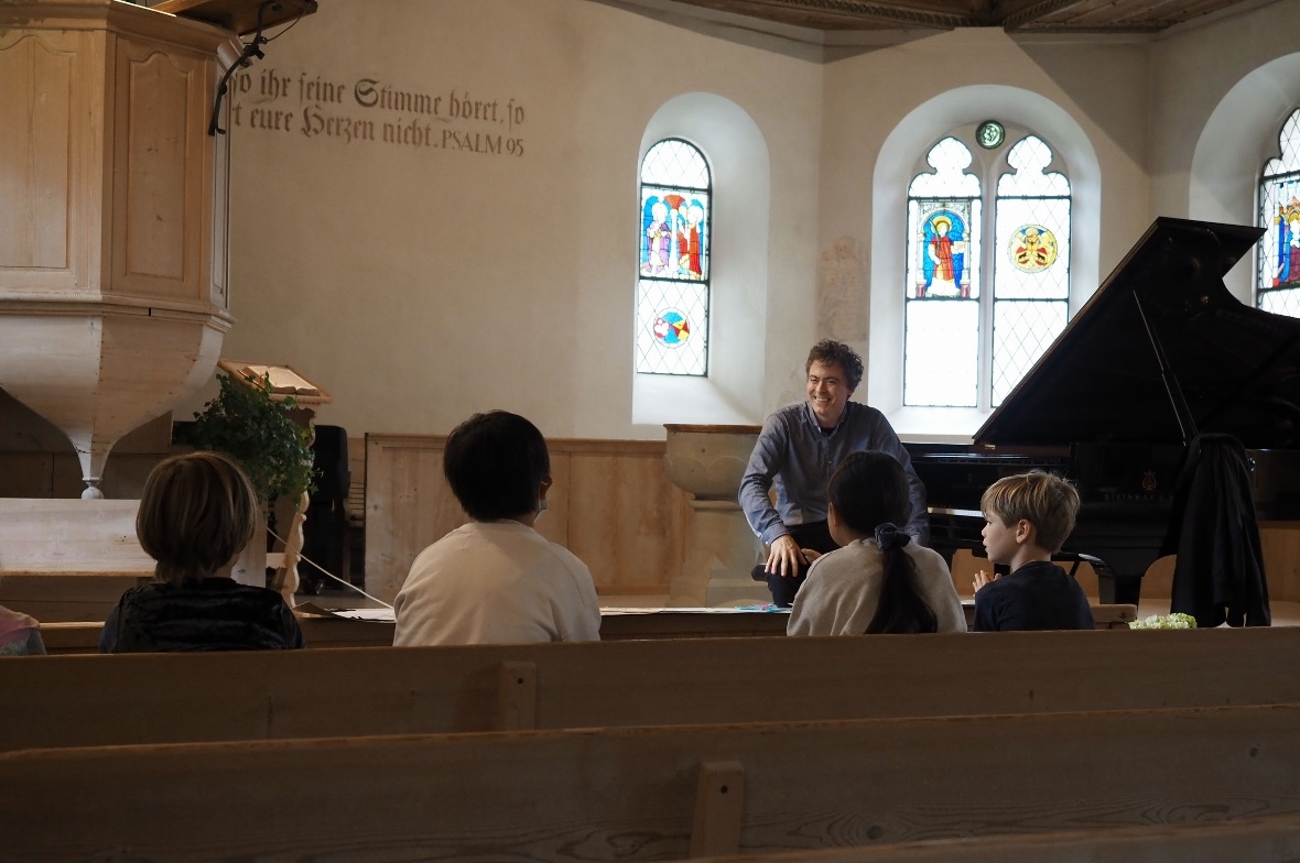 Paul Lewis wurde bei der nachmittäglichen Probe von den Kindern des Discovery An...