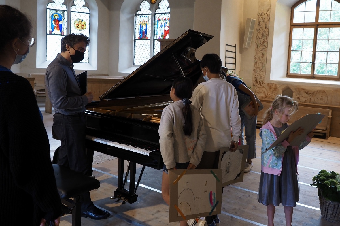 Paul Lewis wurde bei der nachmittäglichen Probe von den Kindern des Discovery An...