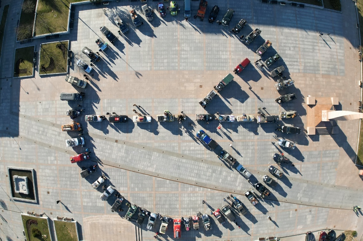 Peace-Zeichen mit allen teilnehmenden Fahrzeugen von oben auf dem Friedensplatz ...