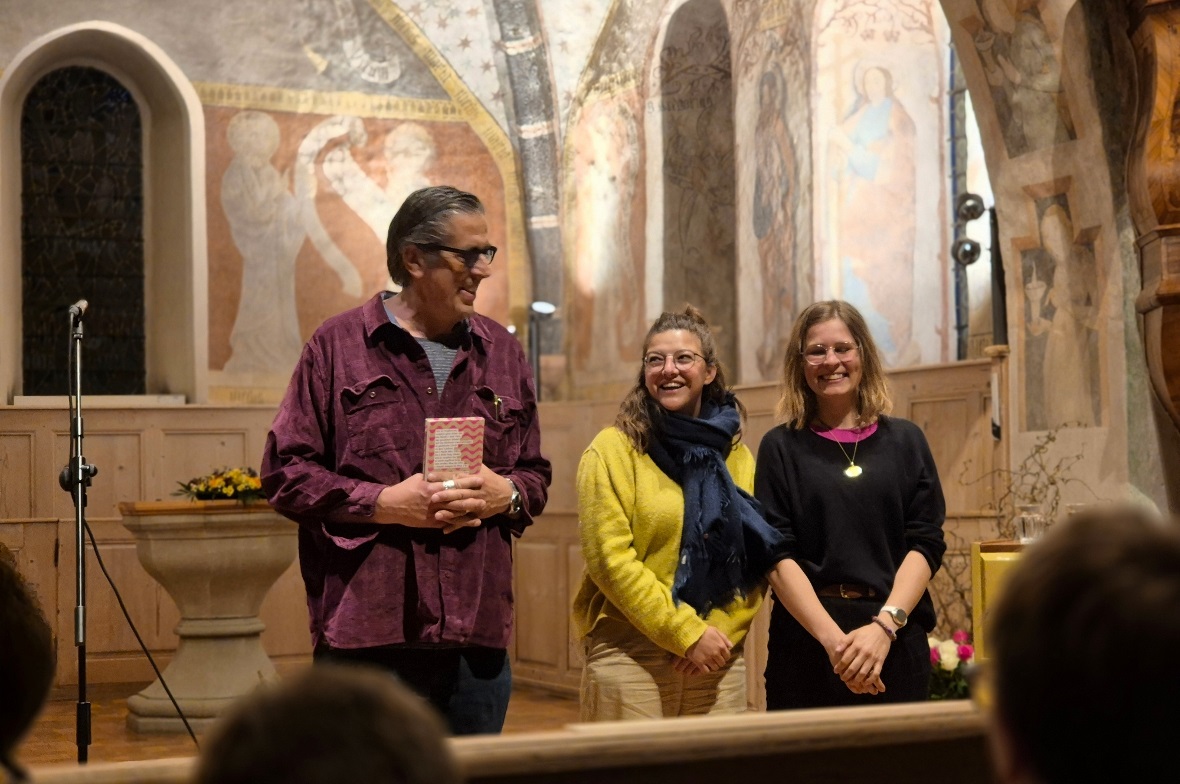 Pedro Lenz mit den beiden Sängerinnen des Gesangsduos «Magic of March» an der Langen Nacht der Kirchen in Erlenbach.
