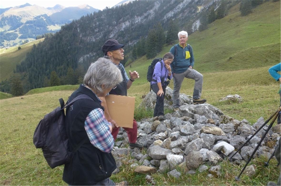 Pedro Schuler erklärt der Gruppe den Steinhaufen.