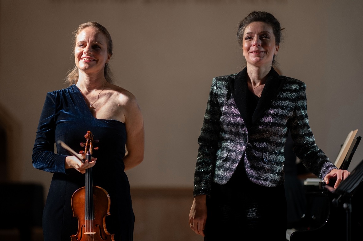 Perfekt aufeinander abgestimmt spielten Julia Fischer (Violine) und Yulianna Avdeeva (Piano) in der reformierten Kirche Zweisimmen.