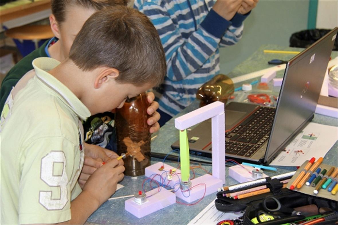 Pet-Flaschen werden ebenfalls wiederverwendet – sieht ganz schön kompliziert aus...