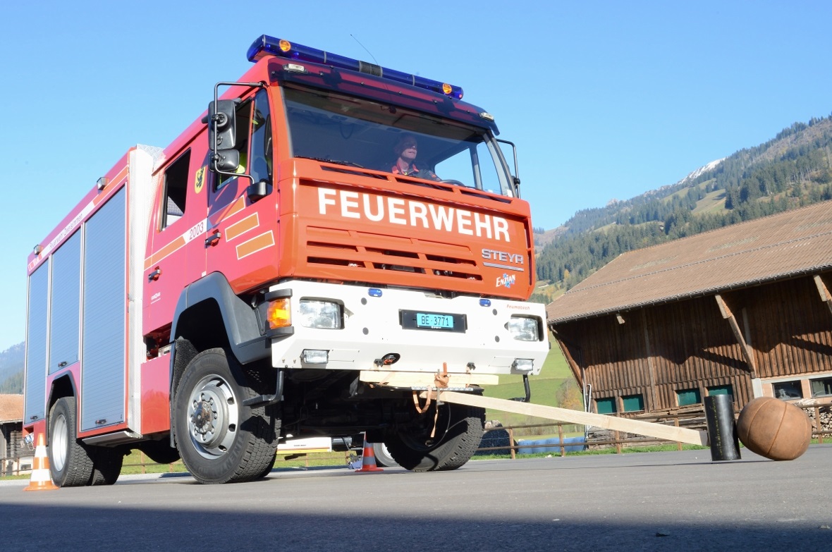 Peter Allemann beherrscht das Tanklöschfahrzeug perfekt.
