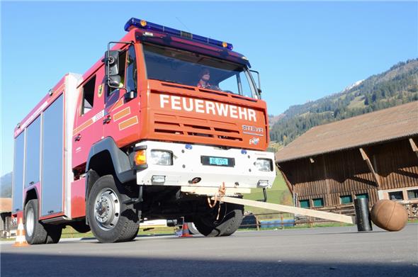 Peter Allemann beherrscht das Tanklöschfahrzeug perfekt.