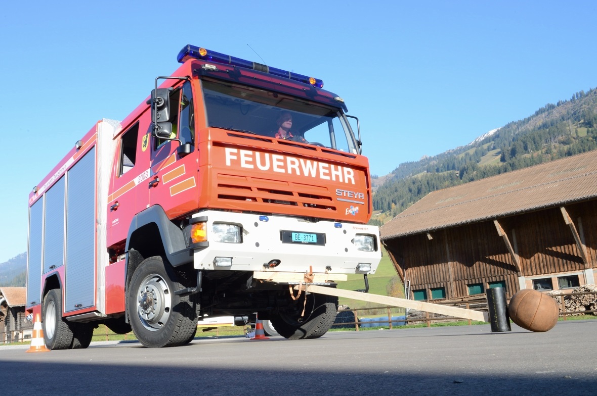 Peter Allemann beherrscht das Tanklöschfahrzeug perfekt.