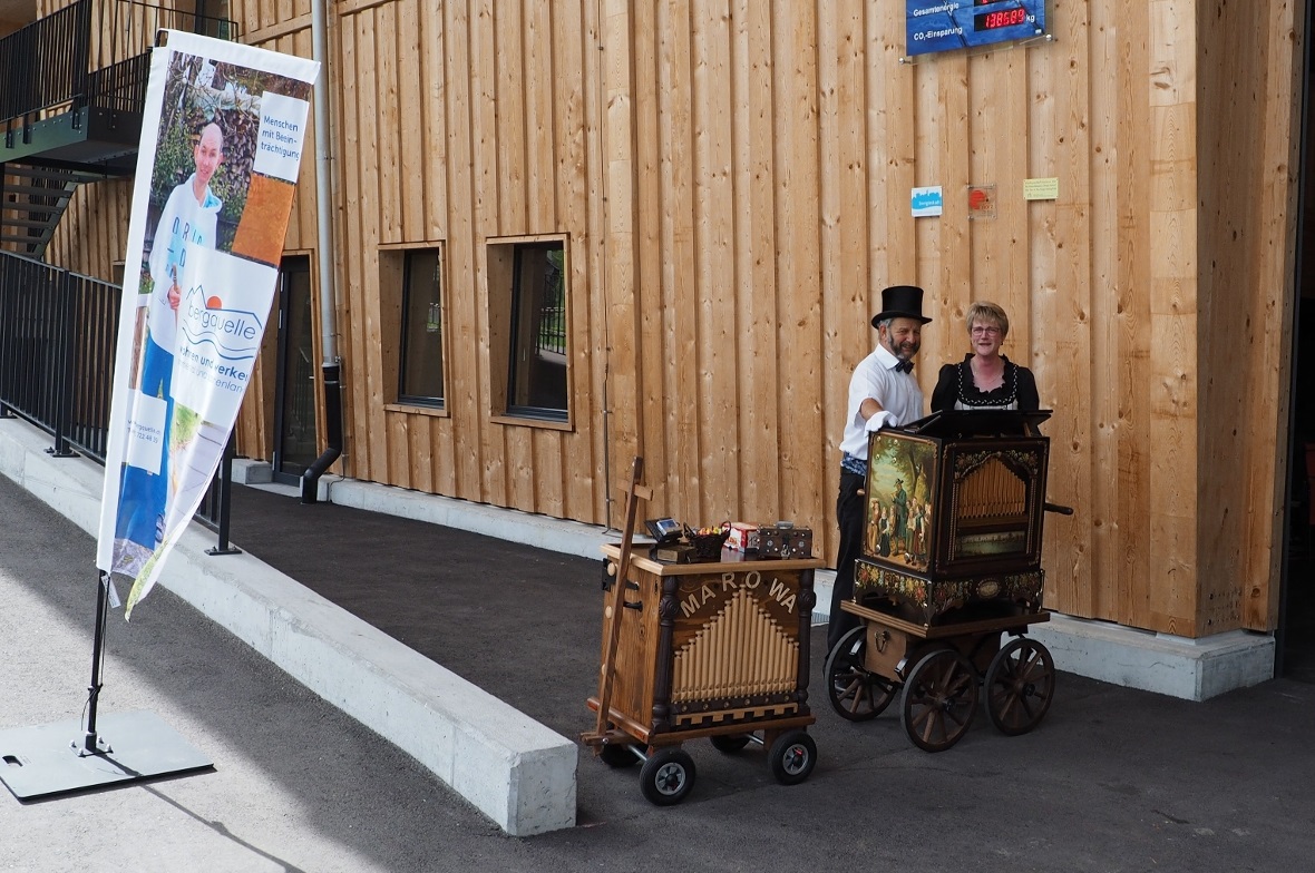 Peter Bachmann, der «Nieseörgeler», begleitete die Jubiläumsfeier auf seiner Dre...