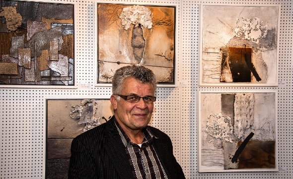 Peter Dängeli vor seinen dreidimensionalen Bildern.