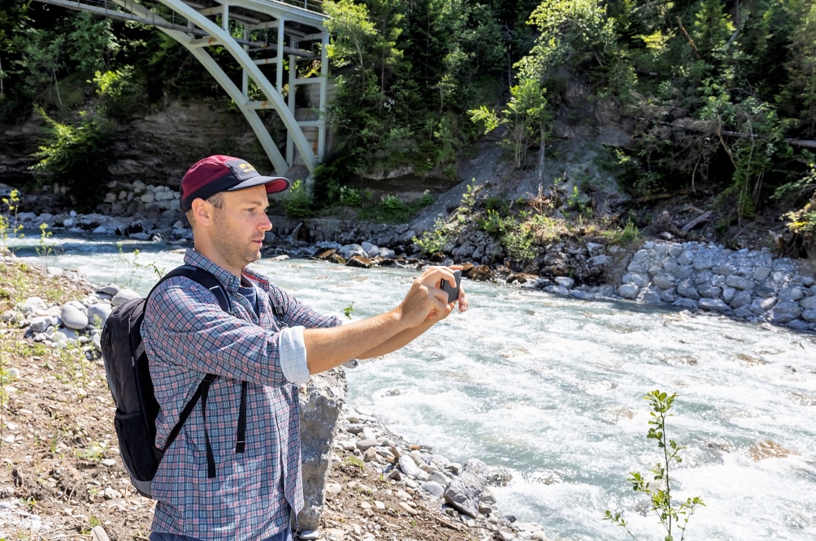 Peter Hofmann, Kissling+Zbinden AG, hält die Revitalisierungsprojekts «Kander 20...
