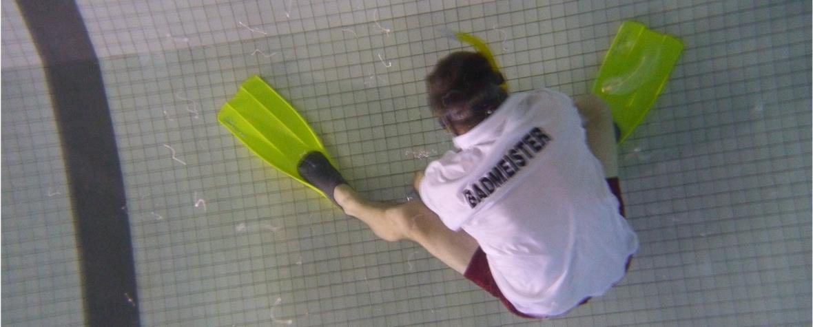 Peter Hübschi unter Wasser beim «mechen», fotografiert mit der Unterwasserkamera von Silvio Winkler.