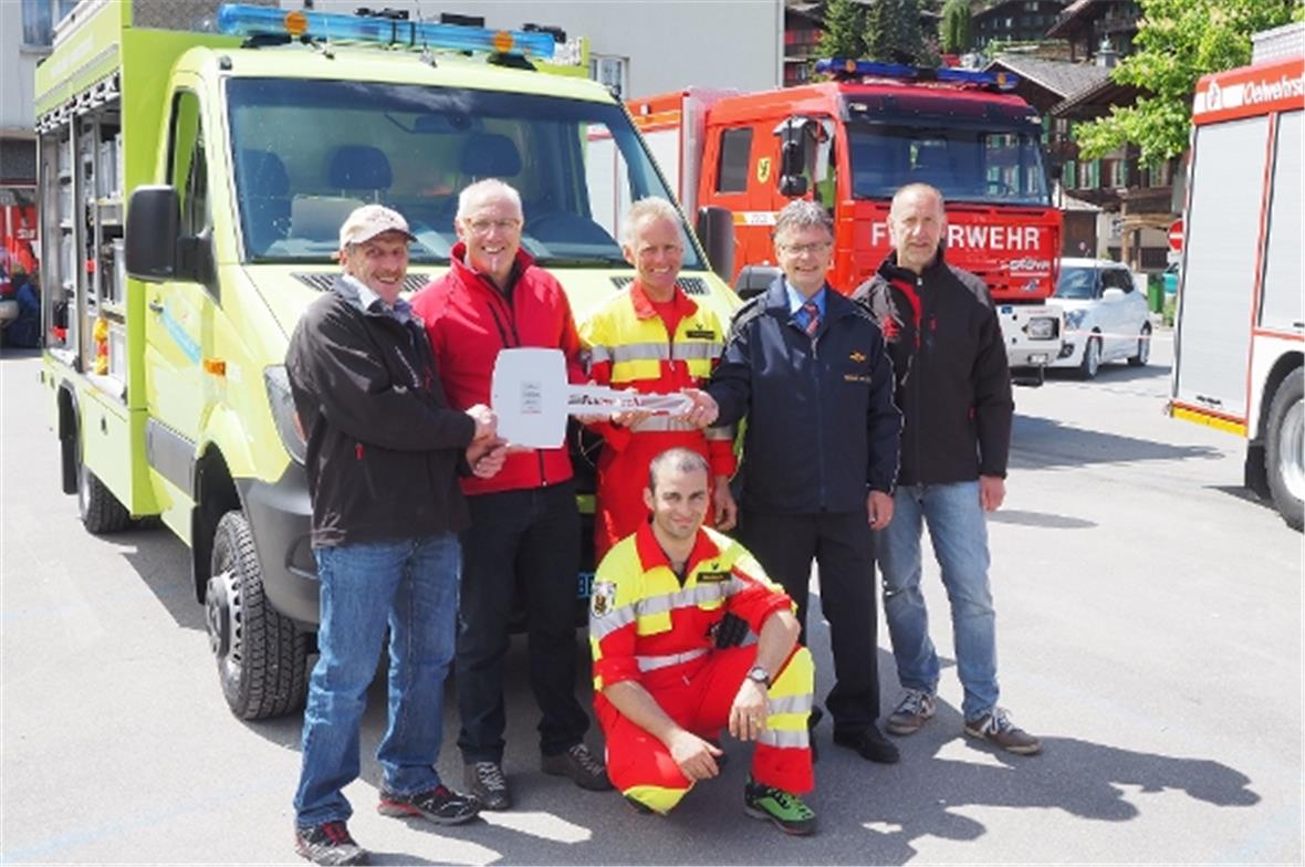 Peter Jaggi von der Firma Feumotech übergibt den Schlüssel an die Feuerwehr Zwei...