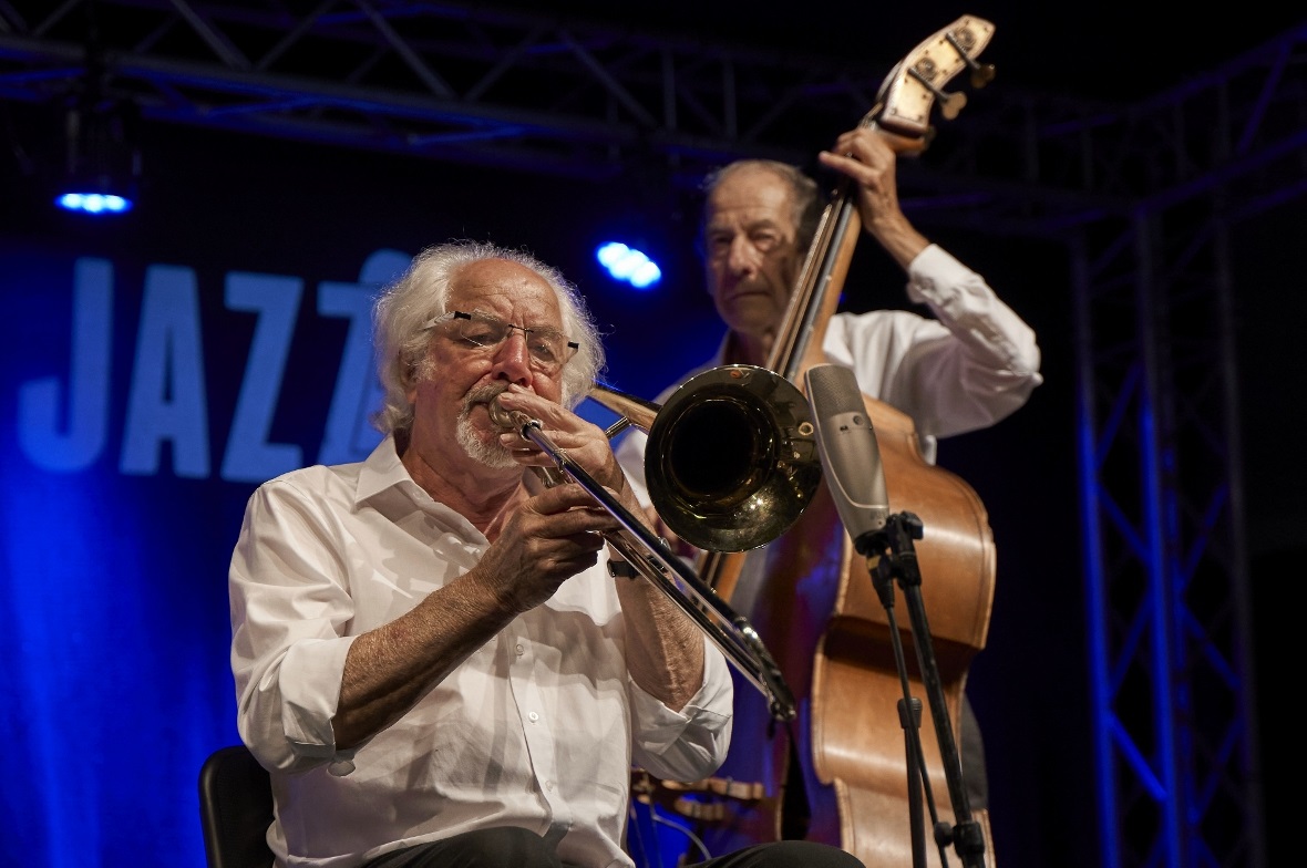 Peter «Kniri» Knaus an der Posaune, die er gelegentlich gegen eine Mundharmonika...