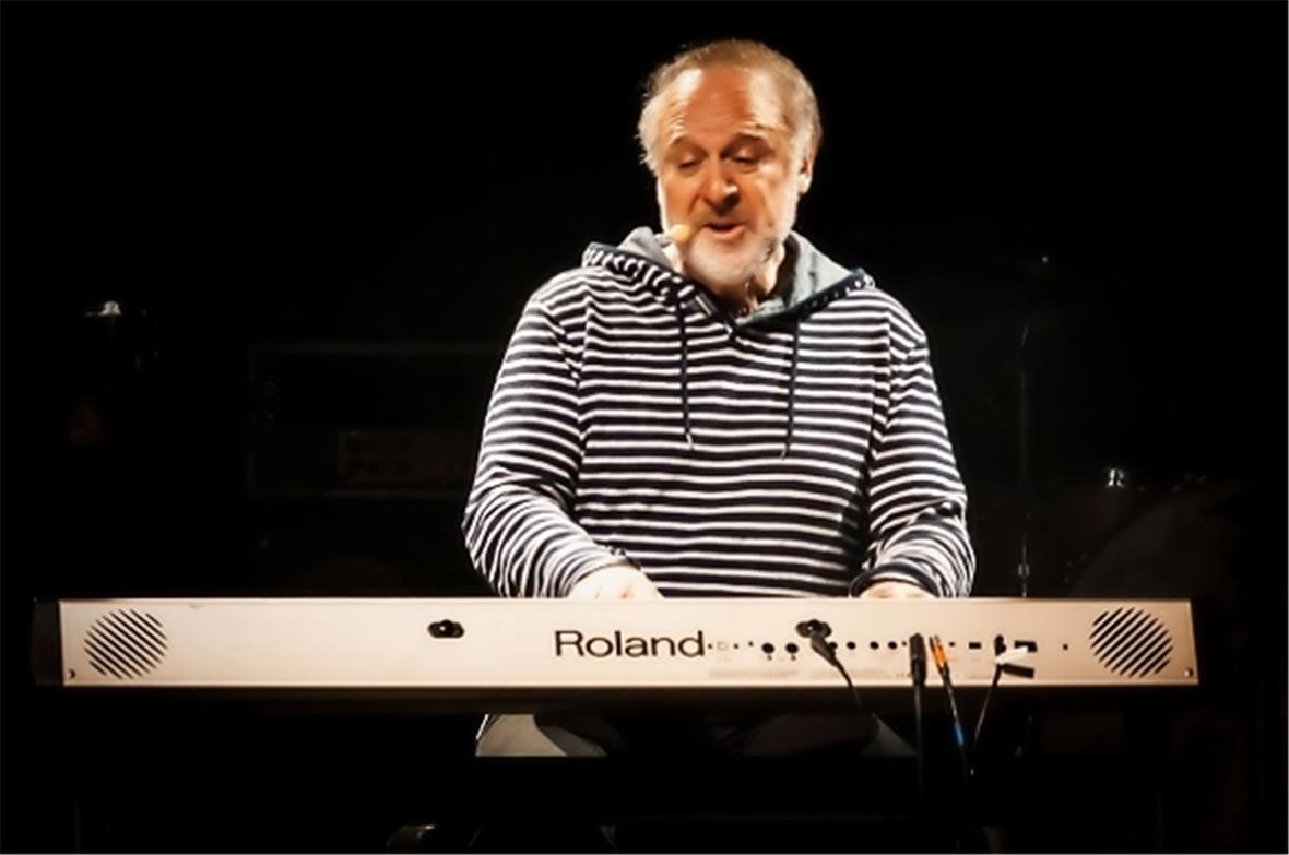 Peter Reber eröffnet das Konzert mit seinem Lied «stürmischi Zytä».