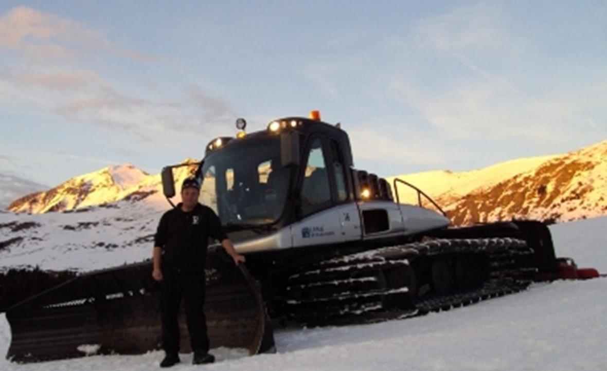 Auktionsgewinner von «Jeder Rappen zählt» präpariert selber eine Piste Peter Vollenweider und «seine» Pistenmaschine für eine Nacht.