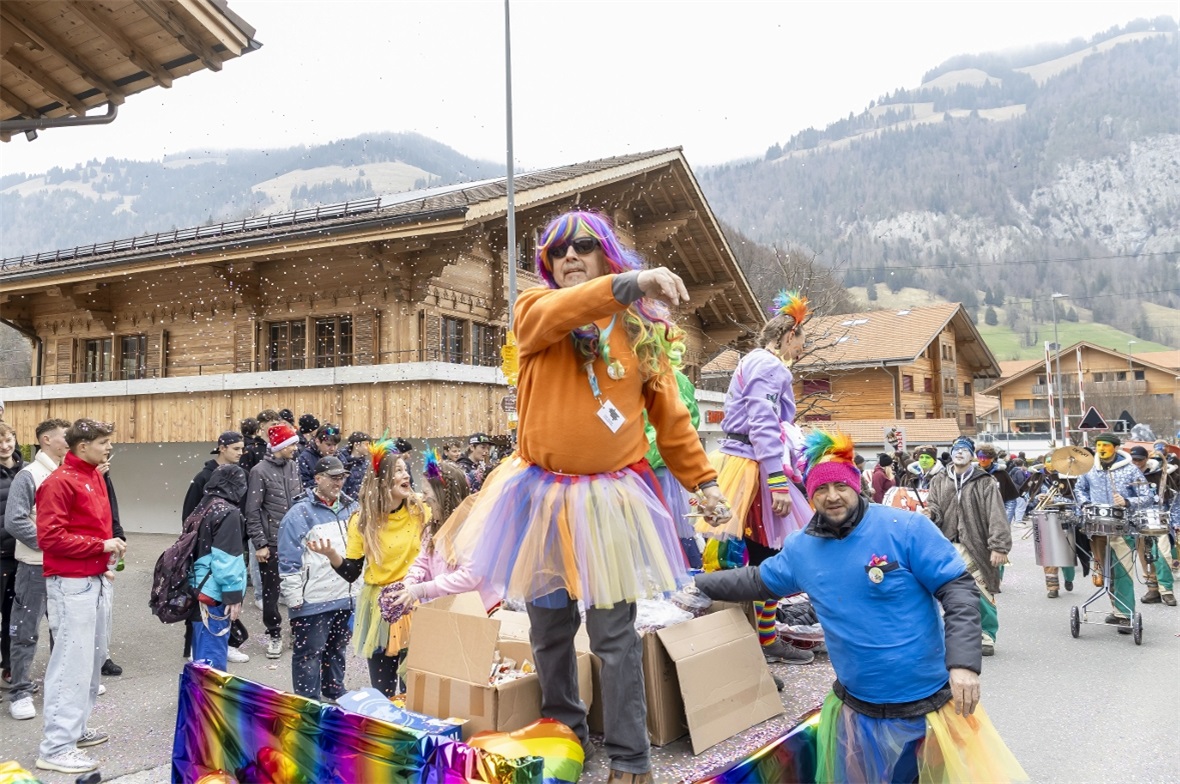 War dies der letzte Tanz für die Diemtigtaler Fasnacht in Oey? Peter Wampfler, Präsident Fasnachtsverein Diemtigtal, warf zum letzten Mal mit seinem OK-Team Bonbons und Konfetti ins Publikum.