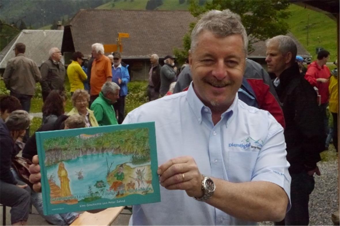 Peter Zahnd mit seinem vierten Werk aus der Serie der Grimmimutz-Kinderbücher.