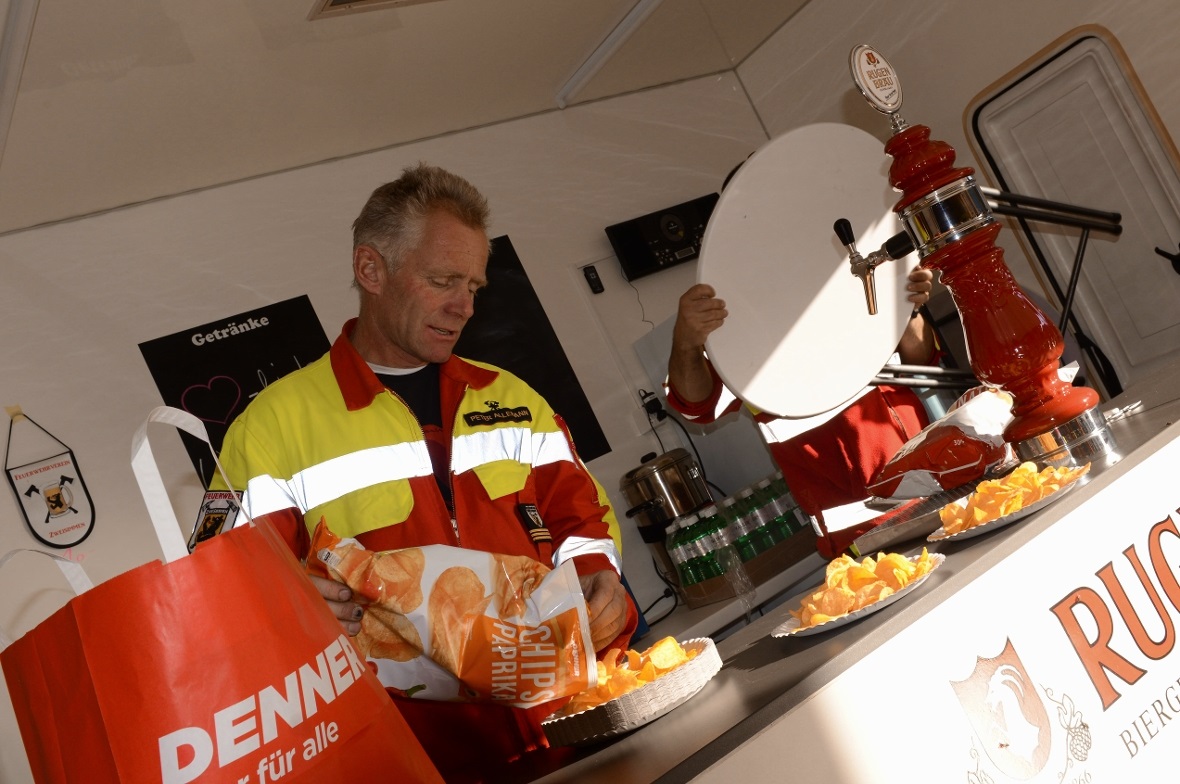 Peter sorgt selber für das Wohl seiner Truppe.