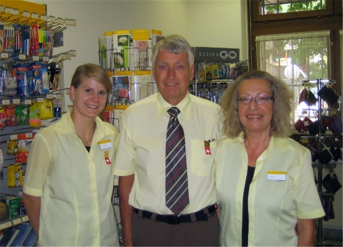Peter und Ursula Rieder (rechts) mit der neuen Poststellenleiterin Sibylle Hofmann.