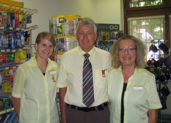 Peter und Ursula Rieder (rechts) mit der neuen Poststellenleiterin Sibylle Hofmann.