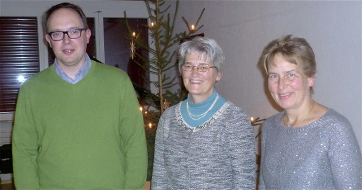 Pfarrer Christof Mudrack mit Madeleine Rubin (m) und Regina Meinen (r).
