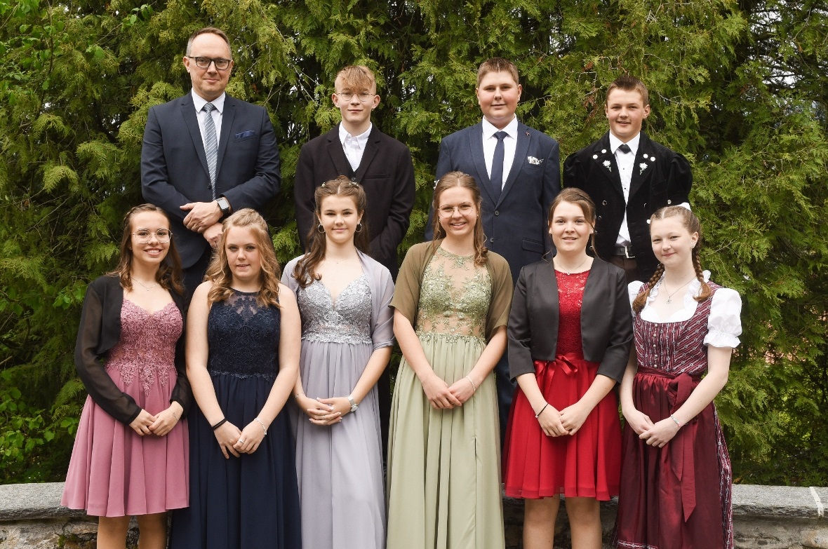 Pfarrer Christof Mudrack mit den Boltiger Konfirmandinnen und Konfirmanden.