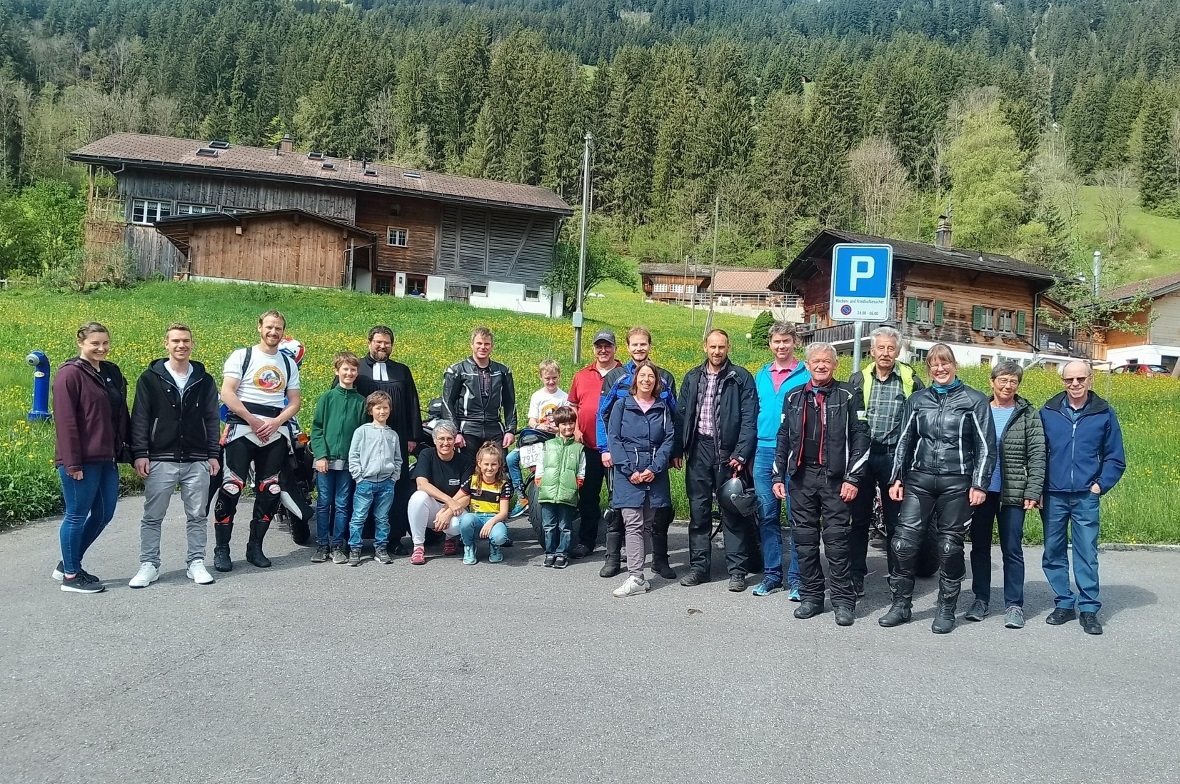 Pfarrer Daniel Röthlisberger mit den Mitgliedern des Motoclubs St. Stephan.