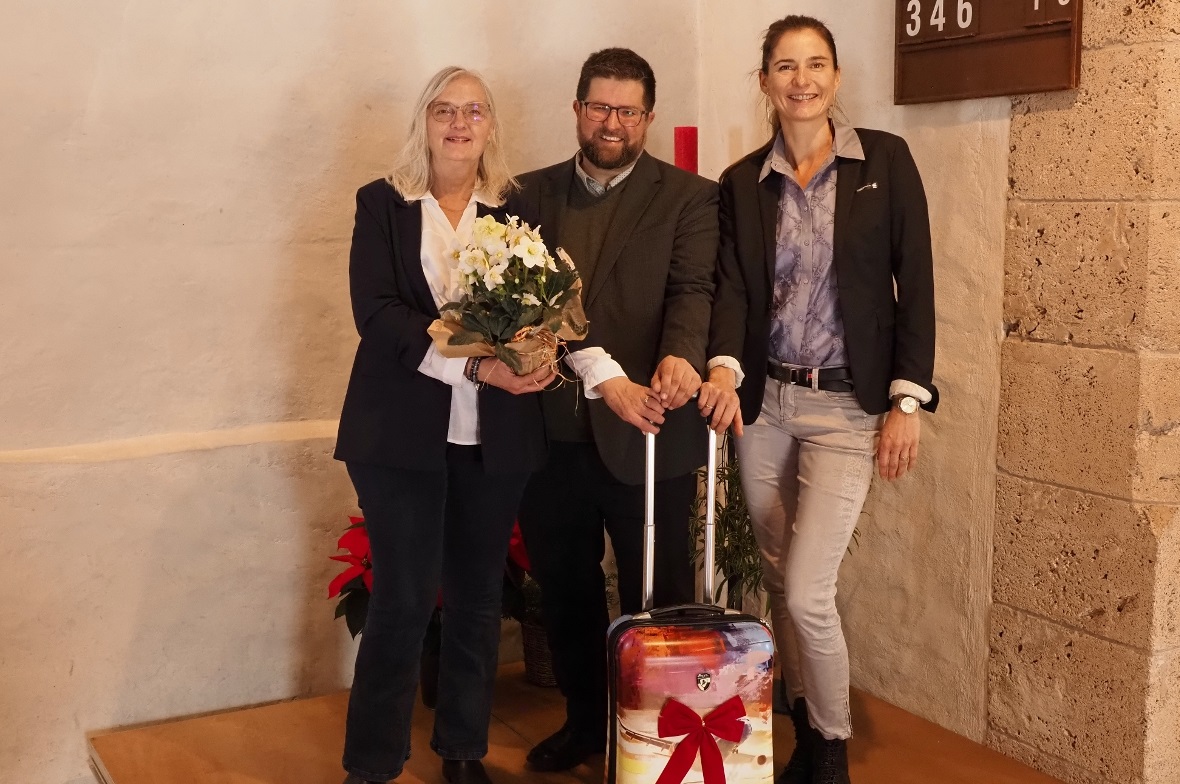Pfarrer Daniel Röthlisberger mit den beiden Kirchgemeinderatspräsidentinnen Kerstin Kopp, Zweisimmen (links), und Alena Perren, St. Stephan.
