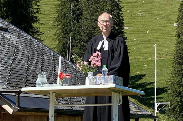 Pfarrer Martin Koelbing an der Bergpredigt am ersten Septembersonntag auf Feldmöser, wo er mit dem Rucksack mit der Predigt als Inhalt Bezug auf die Örtlichkeit nahm.